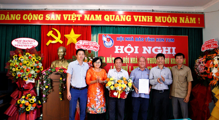 Trao Quyết định thành lập Chi hội Nhà báo thường trú Kon Tum. Ảnh: YĐ