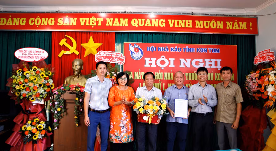 Trao Quyết định thành lập Chi hội Nhà báo thường trú Kon Tum. Ảnh: YĐ