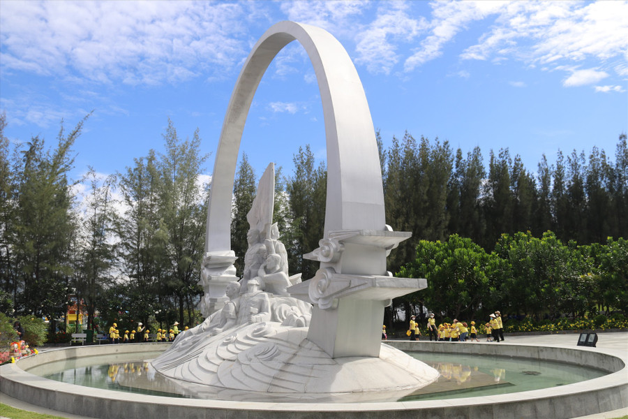 Nhiều đoàn học sinh được giáo dục thêm về lòng biết ơn và tình yêu nước khi đến thăm Khu tưởng niệm chiến sĩ Gạc Ma. Ảnh: Phương Linh