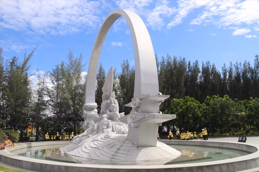 Nhiều đoàn học sinh được giáo dục thêm về lòng biết ơn và tình yêu nước khi đến thăm Khu tưởng niệm chiến sĩ Gạc Ma. Ảnh: Phương Linh