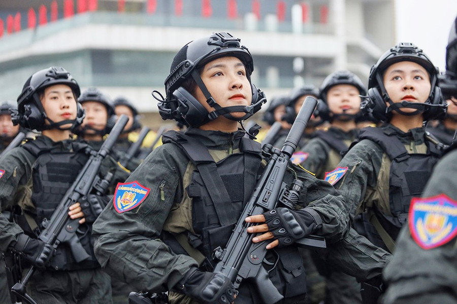 Các nữ Cảnh sát cơ động phát huy tinh thần trách nhiệm.