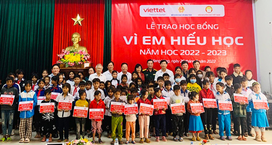 Vietel Gia Lai trao học bổng cho các em học sinh vượt khó học giỏi huyện Mang Yang. Ảnh: Hồng Thương