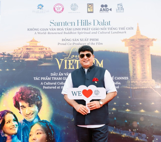 Ông Capt. Rahul Sudesh Bali, Tổng giám đốc Innovations India, nhà sản xuất chính của phim. Ông Capt. Rahul Sudesh Bali, Tổng giám đốc Innovations India, nhà sản xuất chính của phim.