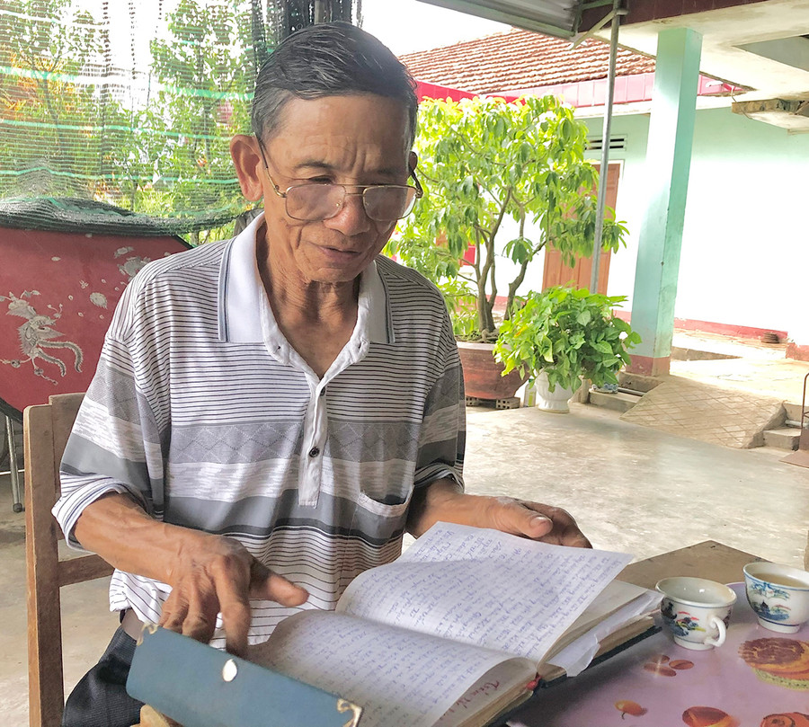 Ông Nguyễn Đức Trung và quyển nhật ký ghi chép những ngày làm việc ở HTX Quyết Thắng. Ảnh: L.N Ông Nguyễn Đức Trung và quyển nhật ký ghi chép những ngày làm việc ở HTX Quyết Thắng. Ảnh: L.N