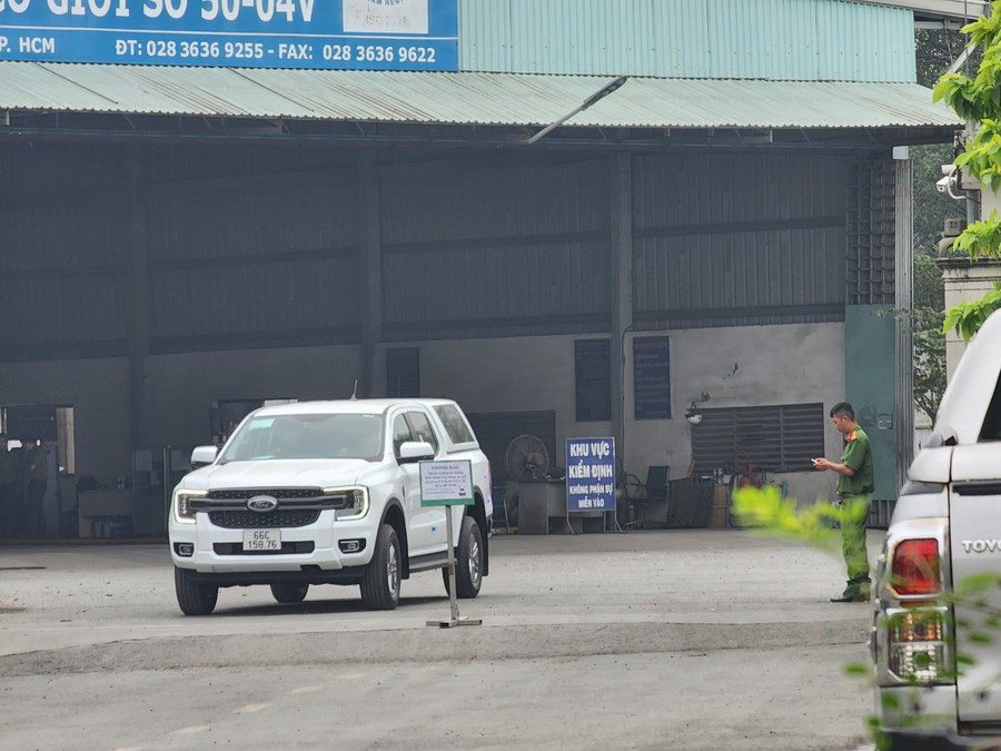 Rất đông lực lượng chức năng có mặt tại Trung tâm đăng kiểm 50-04V. Ảnh: TRẦN DUY KHÁNH Rất đông lực lượng chức năng có mặt tại Trung tâm đăng kiểm 50-04V. Ảnh: TRẦN DUY KHÁNH
