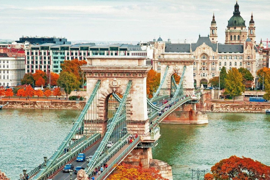 Thủ đô Budapest của Hungary nổi tiếng với kiến trúc cổ điển, thu hút khoảng 12 triệu du khách quốc tế mỗi năm. Thủ đô Budapest của Hungary nổi tiếng với kiến trúc cổ điển, thu hút khoảng 12 triệu du khách quốc tế mỗi năm.