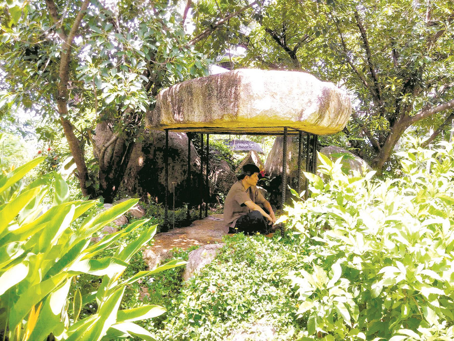 Tác giả ngồi nơi chùa Đá (Nha Trang) - 1 trong 7 thiết kế tôn giáo đẹp nhất thế giới năm 2015. Tác giả ngồi nơi chùa Đá (Nha Trang) - 1 trong 7 thiết kế tôn giáo đẹp nhất thế giới năm 2015.