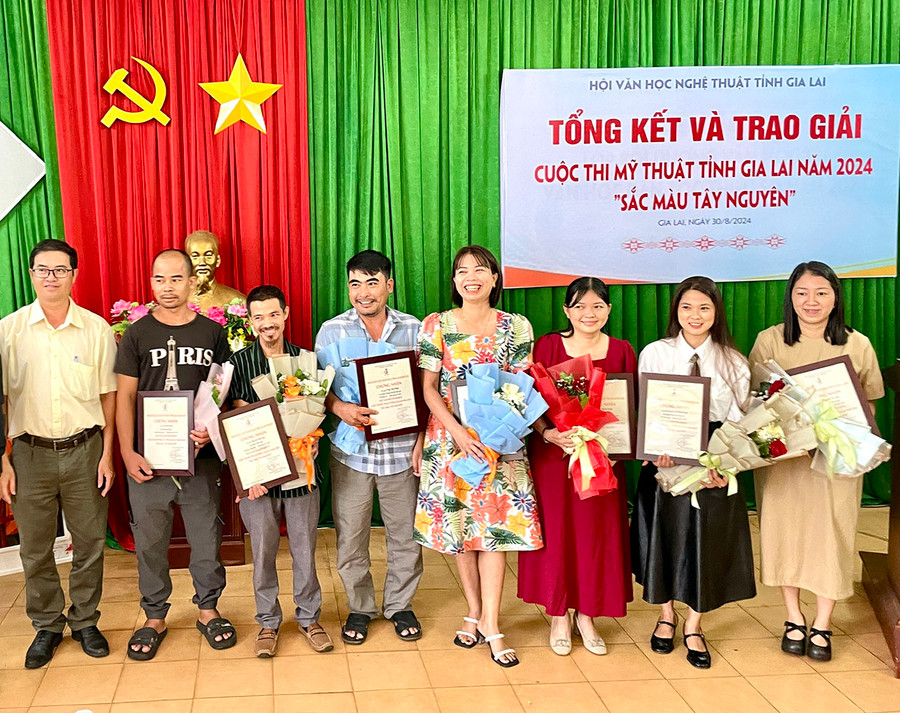 Nhà điêu khắc Triệu Tiến Dũng (thứ 4 từ trái sang) tại lễ trao giải cuộc thi Mỹ thuật tỉnh Gia Lai năm 2024. Ảnh: Phương Duyên