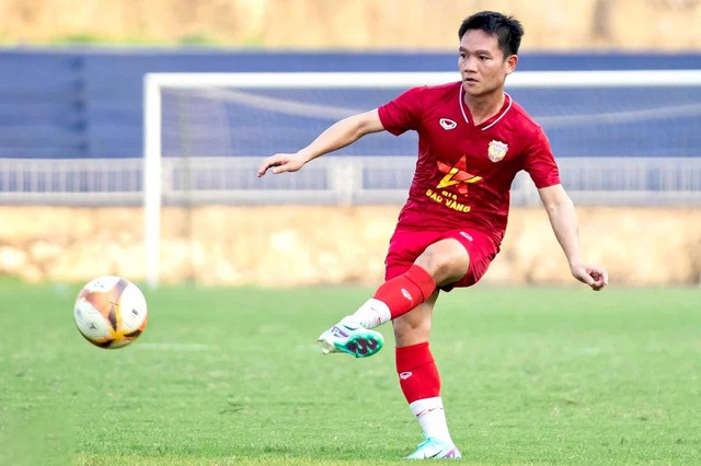 Tiền vệ Đinh Thanh Trung. Tiền vệ Đinh Thanh Trung.