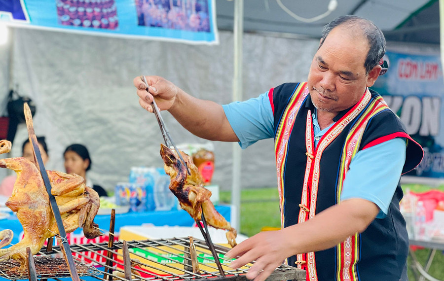Ông Yaih (làng Chuet Ngol, xã Chư Á, TP. Pleiku) luôn nỗ lực gìn giữ hương vị cơm lam, gà nướng của người Jrai. Ảnh: T.D Ông Yaih (làng Chuet Ngol, xã Chư Á, TP. Pleiku) luôn nỗ lực gìn giữ hương vị cơm lam, gà nướng của người Jrai. Ảnh: T.D