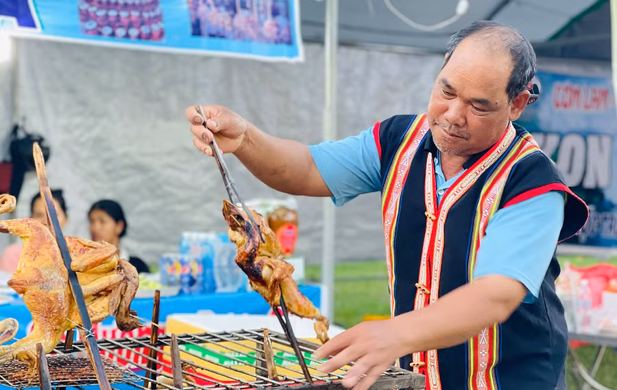 Ông Yaih (làng Chuet Ngol, xã Chư Á, TP. Pleiku) luôn nỗ lực gìn giữ hương vị cơm lam, gà nướng của người Jrai. Ảnh: T.D