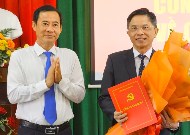 Ông Nguyễn Thái Học, quyền Bí thư Tỉnh ủy Lâm Đồng, trao quyết định thôi chức vụ cho ông Đặng Trí Dũng.