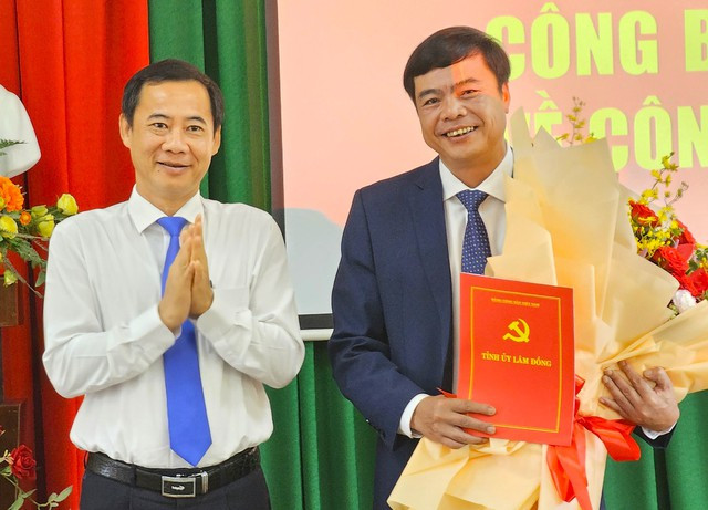 Ông Nguyễn Thái Học, quyền Bí thư Tỉnh ủy Lâm Đồng, trao quyết định cho tân Bí thư Thành ủy Đà Lạt Đặng Đức Hiệp. Ông Nguyễn Thái Học, quyền Bí thư Tỉnh ủy Lâm Đồng, trao quyết định cho tân Bí thư Thành ủy Đà Lạt Đặng Đức Hiệp.