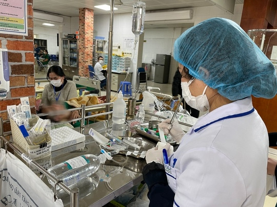 Cấp cứu cho một bệnh nhân ngộ độc rượu. Ảnh minh họa Cấp cứu cho một bệnh nhân ngộ độc rượu. Ảnh minh họa