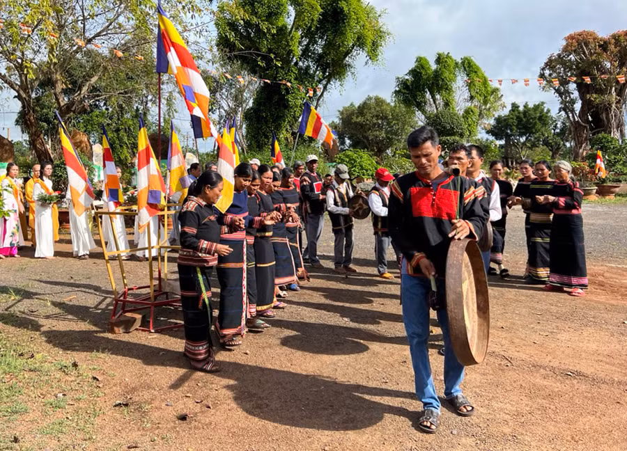 Đồng bào dân tộc thiểu số tham dự Đại lễ Vu Lan Phật lịch 2567 tại Chùa Phước Viên ở xã H’Bông, huyện Chư Sê. Ảnh: Thanh Nhật Đồng bào dân tộc thiểu số tham dự Đại lễ Vu Lan Phật lịch 2567 tại Chùa Phước Viên ở xã H’Bông, huyện Chư Sê. Ảnh: Thanh Nhật