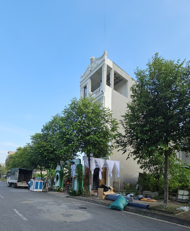 Rạp cưới được dựng tại nhà Phương Oanh trước lễ ăn hỏi. Ảnh: Mi Sói