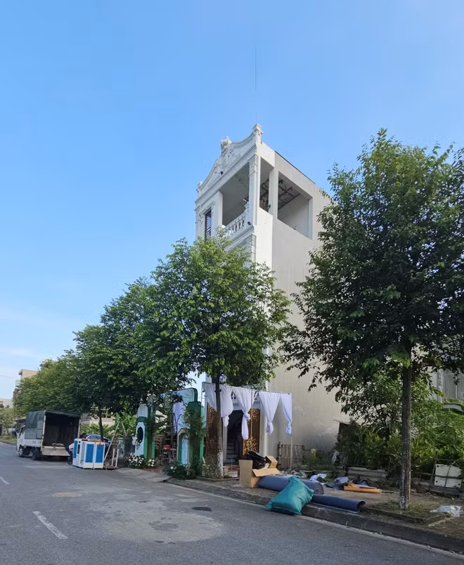 Rạp cưới được dựng tại nhà Phương Oanh trước lễ ăn hỏi. Ảnh: Mi Sói