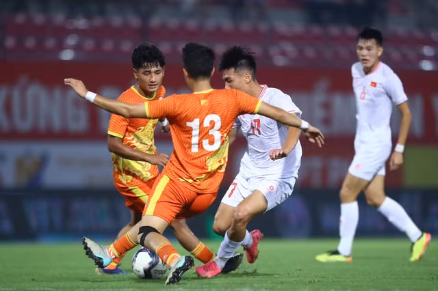 Sớm có bàn mở tỉ số, U20 Việt Nam (trắng) vẫn gặp khó trong 45 phút đầu tiên
