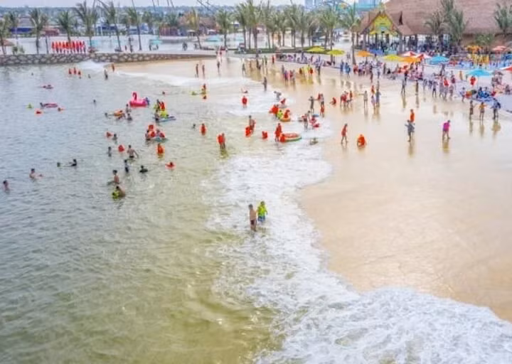 Không phải về những địa phương có biển du khách cũng có thể trải nghiệm cảm giác tắm biển tại các bãi biển nhân tạo ngay tại thủ đô. (Ảnh: Bảo Anh)