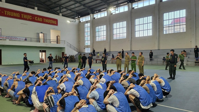 Các đối tượng bị lực lượng chức năng khống chế