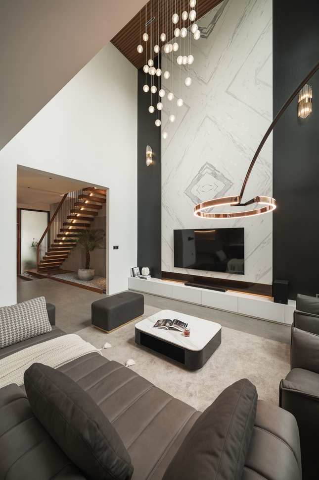 Phòng khách sáng sủa khi kết hợp ánh sáng tự nhiên và các loại đèn chùm, đèn treo tường.