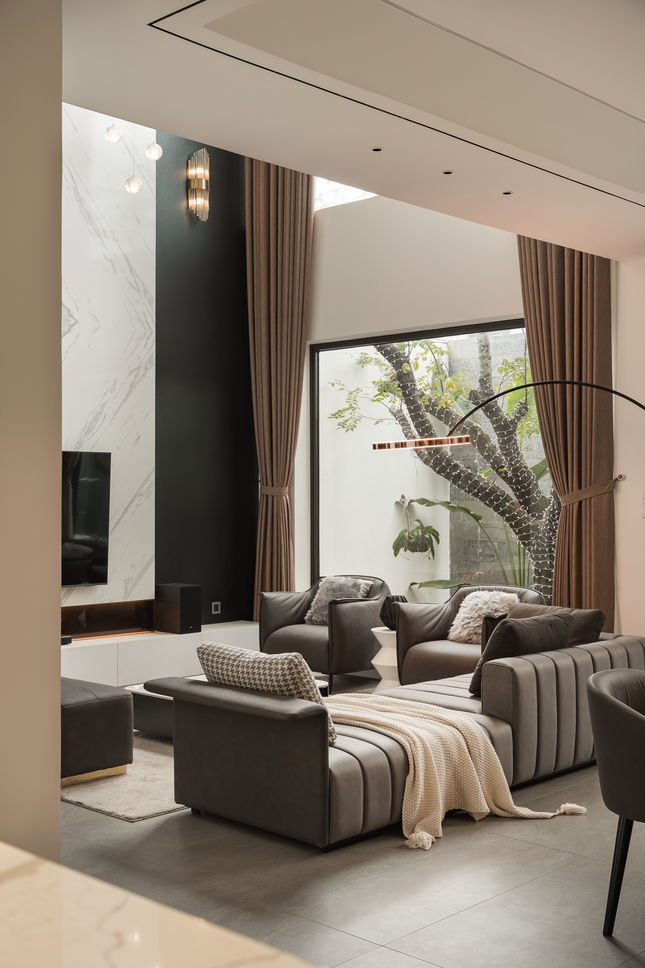 Nội thất trong nhà được lựa chọn kỹ lưỡng với sự sang trọng và hiện đại.