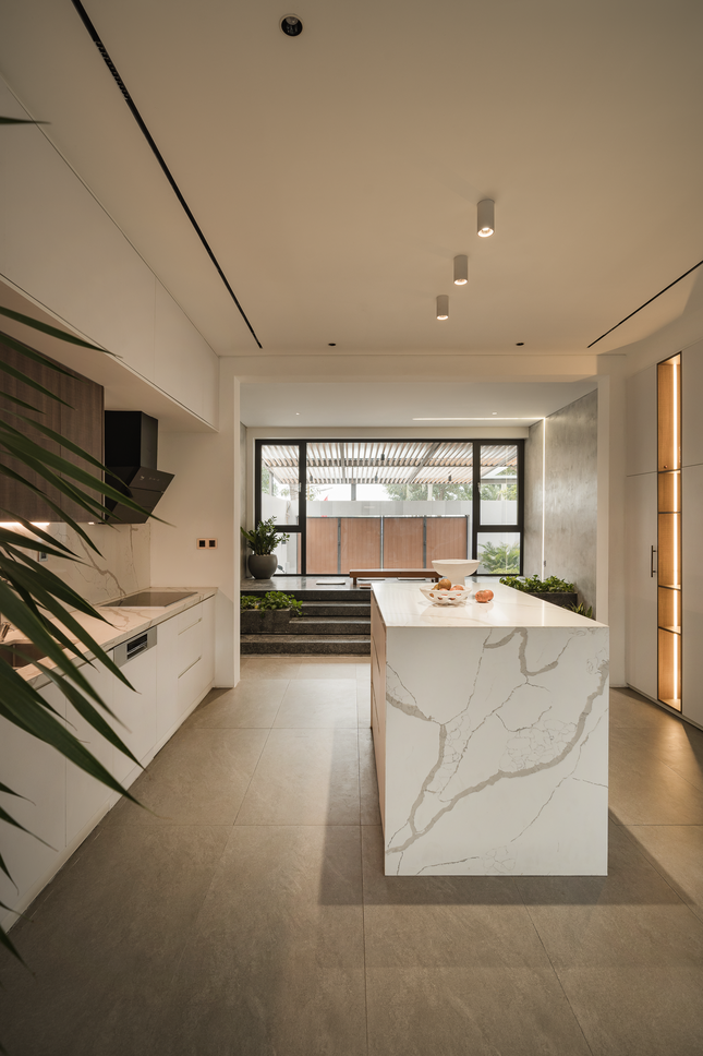 Đối diện với phòng bếp là một không gian giải trí nhỏ và khu vực đậu xe.