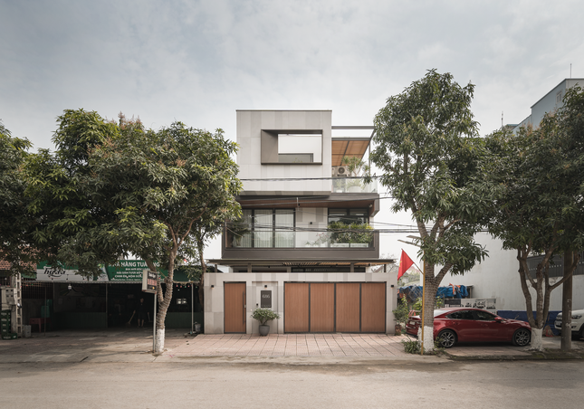 Các tầng có hình khối hộp xếp chồng lên nhau, tạo điểm nhấn cho mặt tiền căn nhà.