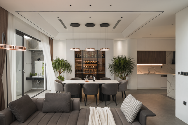 Không gian phòng khách - bếp ăn thiết kế mở, tạo cảm giác thông thoáng.