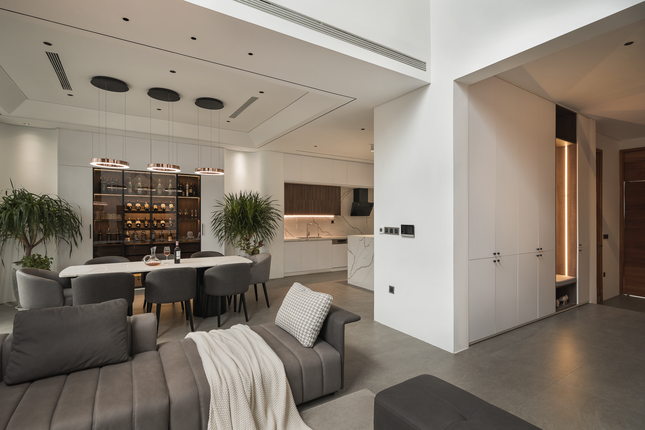 Phòng khách, phòng bếp và phòng ăn nối liền, khiến mọi thành viên trong gia đình có thể trò chuyện thoải mái.