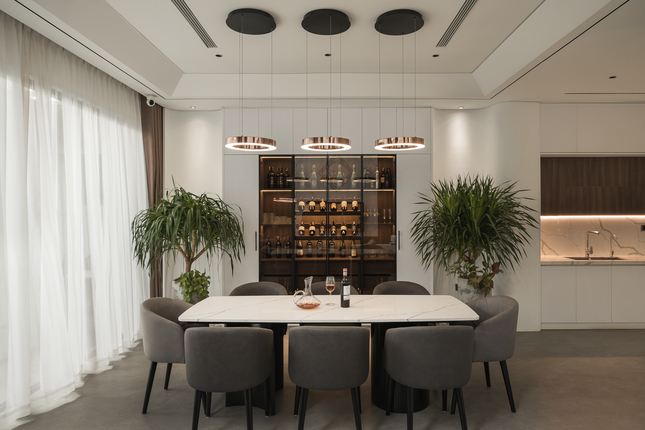 Phòng ăn được trang trí thêm cây xanh tạo cảm giác thoải mái, ngon miệng.