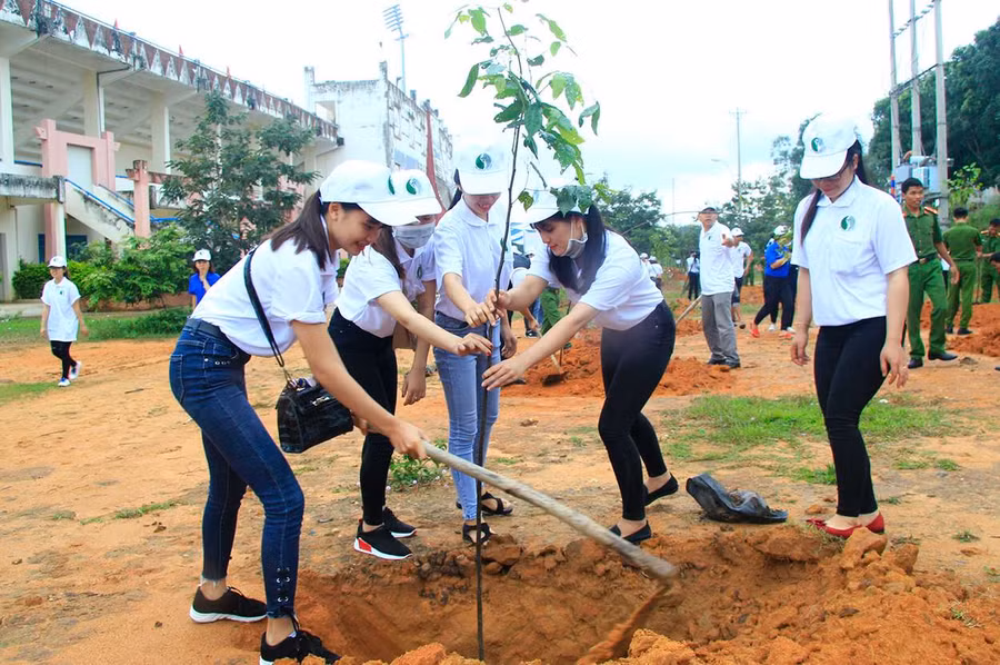 Đoàn viên thanh niên tỉnh Kon Tum trồng cây xanh. Ảnh: H.L