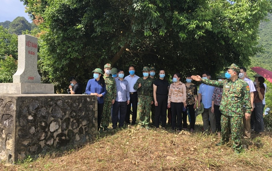 Cán bộ, chiến sỹ Đồn Biên phòng Cửa khẩu Quốc tế Tà Lùng tuyên truyền, giới thiệu đường biên, cột mốc, bảo vệ an ninh biên giới cho lãnh đạo và nhân dân biên giới huyện Quảng Hòa. (Nguồn: Báo Cao Bằng) Cán bộ, chiến sỹ Đồn Biên phòng Cửa khẩu Quốc tế Tà Lùng tuyên truyền, giới thiệu đường biên, cột mốc, bảo vệ an ninh biên giới cho lãnh đạo và nhân dân biên giới huyện Quảng Hòa. (Nguồn: Báo Cao Bằng)