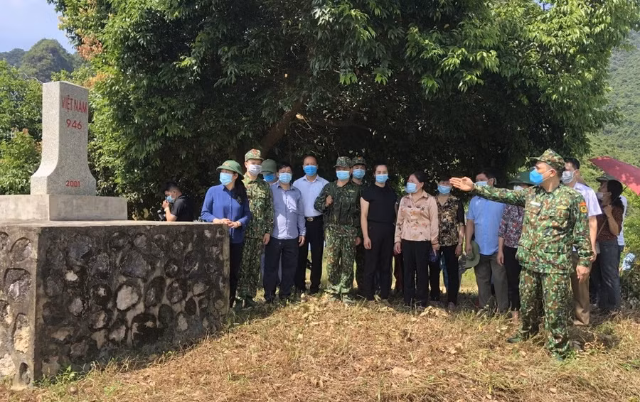 Cán bộ, chiến sỹ Đồn Biên phòng Cửa khẩu Quốc tế Tà Lùng tuyên truyền, giới thiệu đường biên, cột mốc, bảo vệ an ninh biên giới cho lãnh đạo và nhân dân biên giới huyện Quảng Hòa. (Nguồn: Báo Cao Bằng)