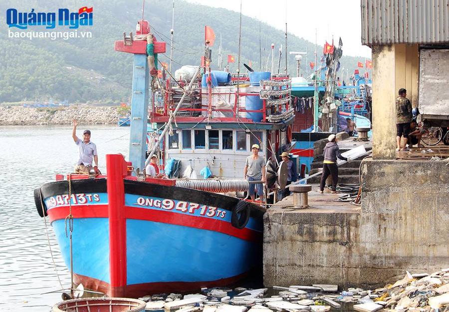 Tàu của ngư dân Nguyễn Đức Thạnh chuẩn bị ra khơi. Tàu của ngư dân Nguyễn Đức Thạnh chuẩn bị ra khơi.