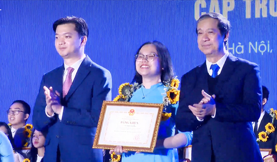 Em Nguyễn Thị Thanh Nga (ở giữa) được nhận bằng khen và danh hiệu “Học sinh 3 tốt” cấp Trung ương. Ảnh: Nhân vật cung cấp Em Nguyễn Thị Thanh Nga (ở giữa) được nhận bằng khen và danh hiệu “Học sinh 3 tốt” cấp Trung ương. Ảnh: Nhân vật cung cấp