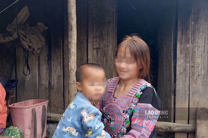 D là một trong những cặp đôi tảo hôn ở xã Hang Kia. D lấy chồng khi mới 14 tuổi.