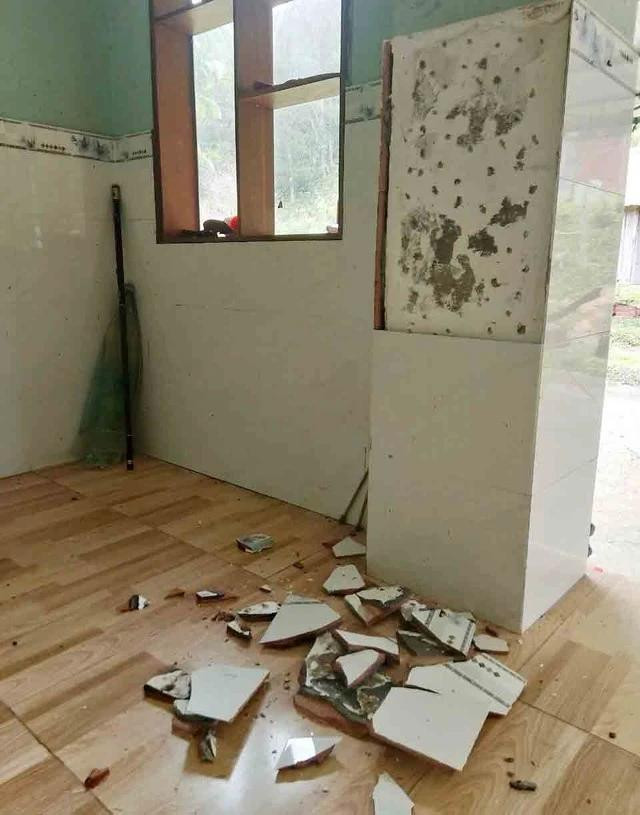 Mảng tường của một hộ gia đình tại xã Đăk Nên (H.Kon Plông, Kon Tum) bị vỡ toác sau động đất. Ảnh Lâm Võ Mảng tường của một hộ gia đình tại xã Đăk Nên (H.Kon Plông, Kon Tum) bị vỡ toác sau động đất. Ảnh Lâm Võ