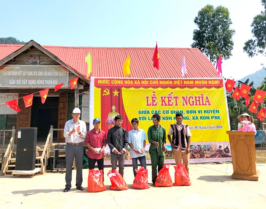 Các đơn vị ở huyện Kbang tặng quà cho người dân làng Kon Hleng (xã Kon Pne) tại lễ kết nghĩa. Ảnh: Hữu Nở Các đơn vị ở huyện Kbang tặng quà cho người dân làng Kon Hleng (xã Kon Pne) tại lễ kết nghĩa. Ảnh: Hữu Nở