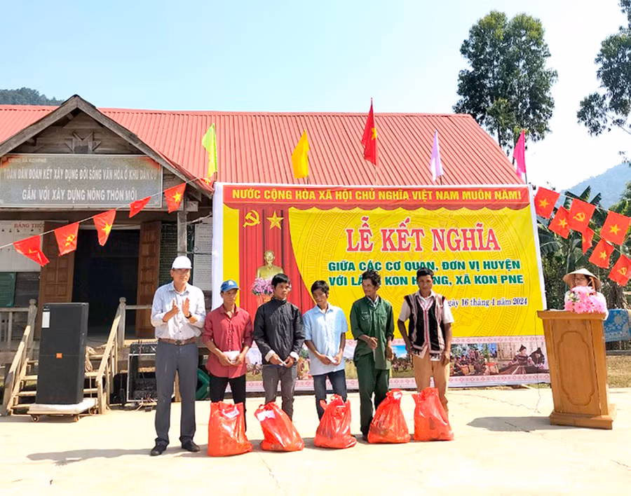 Các đơn vị ở huyện Kbang tặng quà cho người dân làng Kon Hleng (xã Kon Pne) tại lễ kết nghĩa. Ảnh: Hữu Nở