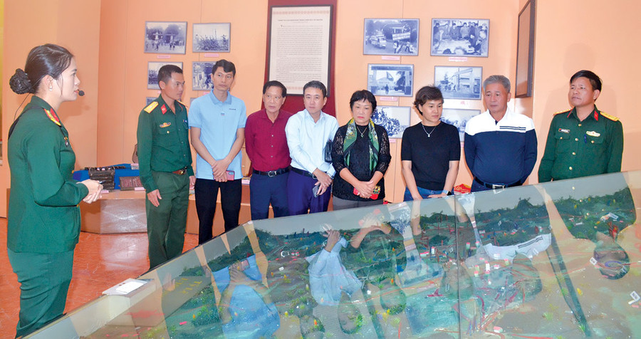 Gia đình Thượng tướng Vũ Lăng tham quan Bảo tàng Quân đoàn 3. Ảnh: V.H