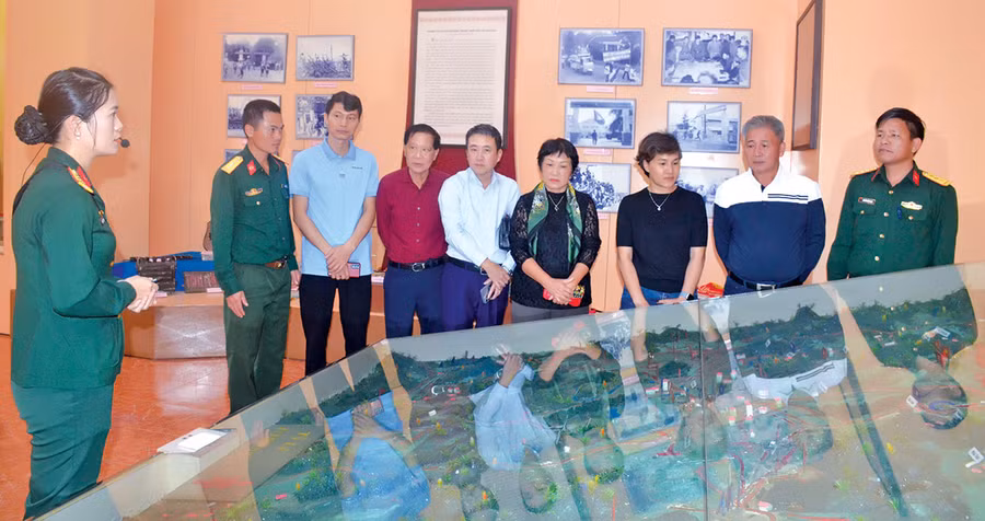 Gia đình Thượng tướng Vũ Lăng tham quan Bảo tàng Quân đoàn 3. Ảnh: V.H