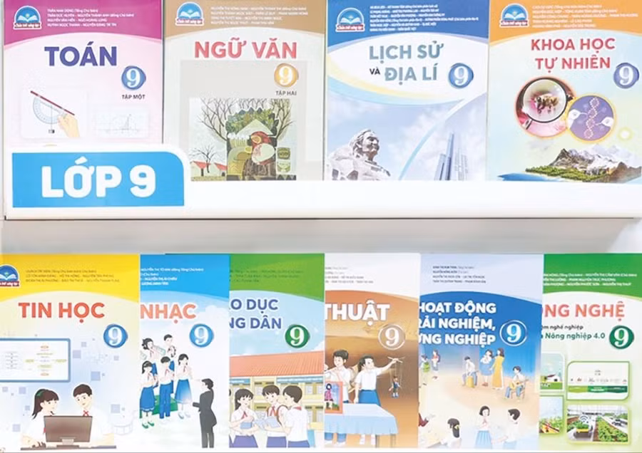 Bộ GD-ĐT bảo đảm cung ứng đủ sách giáo khoa trước ngày 15-8. Ảnh: KIM LIÊN