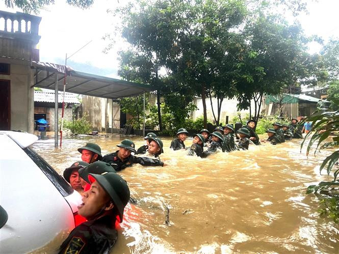 Cán bộ, chiến sỹ Bộ Chỉ huy Quân sự tỉnh Hà Giang giúp nhân dân di chuyển tài sản bị ngập sâu trong nước đến nơi an toàn. Ảnh: Quốc Hoàn-TTXVN phát Cán bộ, chiến sỹ Bộ Chỉ huy Quân sự tỉnh Hà Giang giúp nhân dân di chuyển tài sản bị ngập sâu trong nước đến nơi an toàn. Ảnh: Quốc Hoàn-TTXVN phát