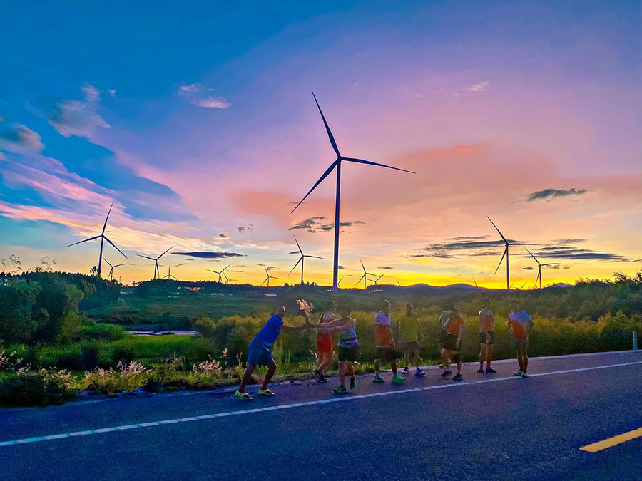 Cung đường đi qua cánh đồng điện gió được các runner rất trông chờ. Ảnh: Thiện Nghĩa Cung đường đi qua cánh đồng điện gió được các runner rất trông chờ. Ảnh: Thiện Nghĩa