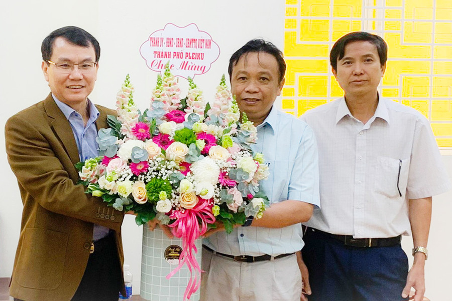 Bí thư Thành ủy Pleiku Trịnh Duy Thuân (bìa trái) tặng hoa chúc mừng Trung tâm Y tế thành phố. Ảnh: Bá Bính Bí thư Thành ủy Pleiku Trịnh Duy Thuân (bìa trái) tặng hoa chúc mừng Trung tâm Y tế thành phố. Ảnh: Bá Bính
