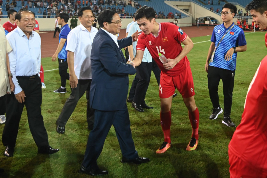 Thủ tướng chúc mừng các cầu thủ đội tuyển Việt Nam. Ảnh: Mạnh Quân