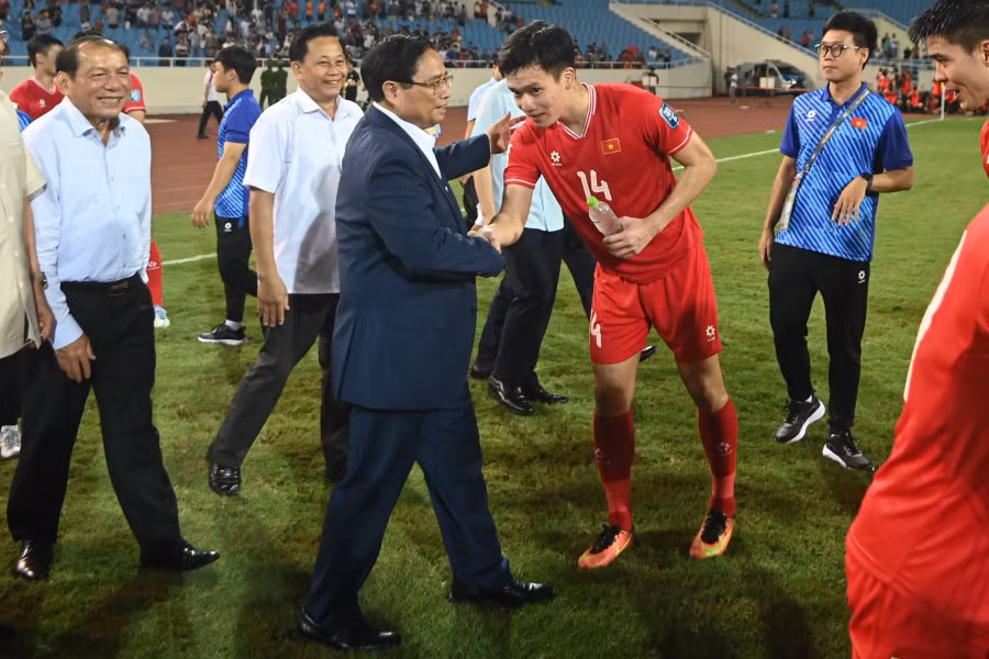 Thủ tướng chúc mừng các cầu thủ đội tuyển Việt Nam. Ảnh: Mạnh Quân
