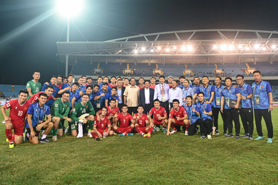 Thủ tướng chụp ảnh lưu niệm cùng toàn đội. Ảnh: Mạnh Quân