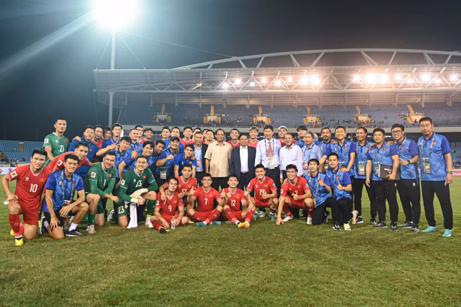 Thủ tướng chụp ảnh lưu niệm cùng toàn đội. Ảnh: Mạnh Quân